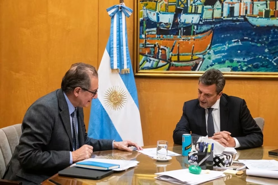 Sergio Massa con el presidente del Banco Central Miguel Pesce 