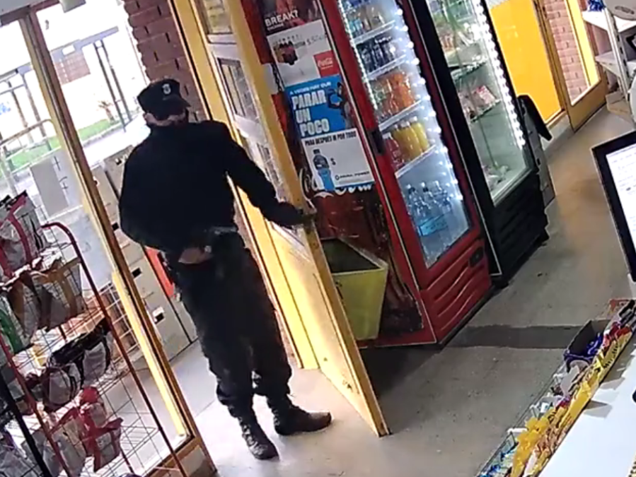 Vestido de policía asaltó un kiosco y quedó registrado en las cámaras de seguridad