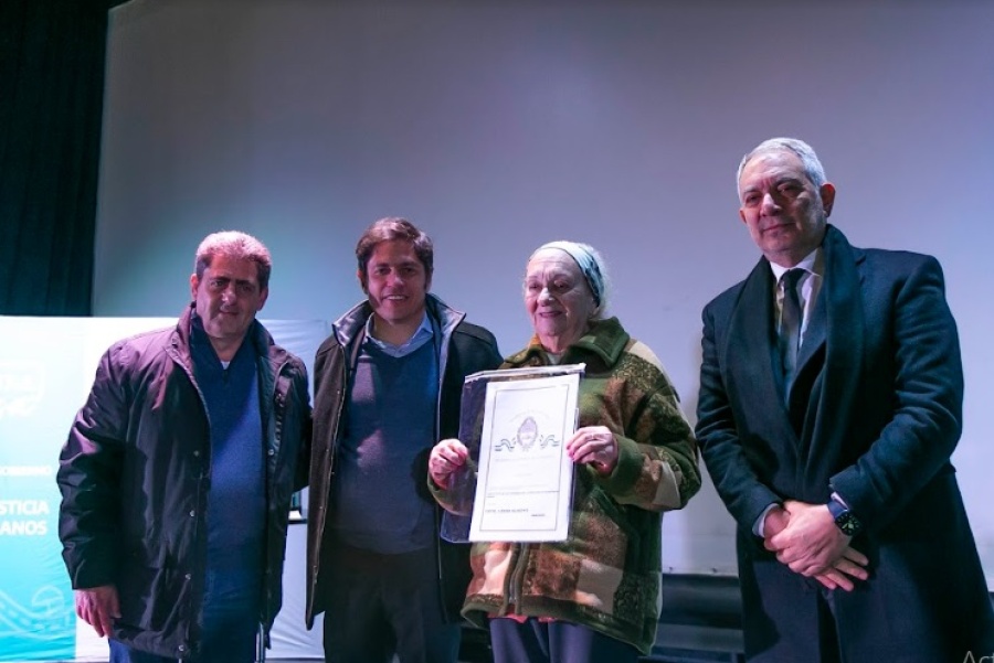 Kicillof hizo entrega de títulos de propiedad gratuitos en Coronel Rosales