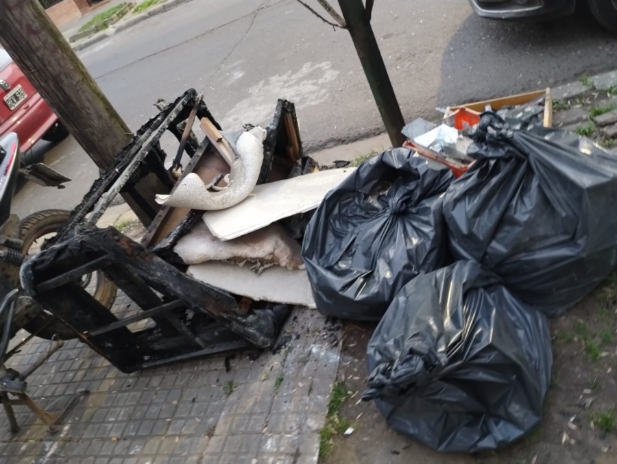 Una platense no pudo pagar la factura de luz, prendió una vela y se le incendió el departamento