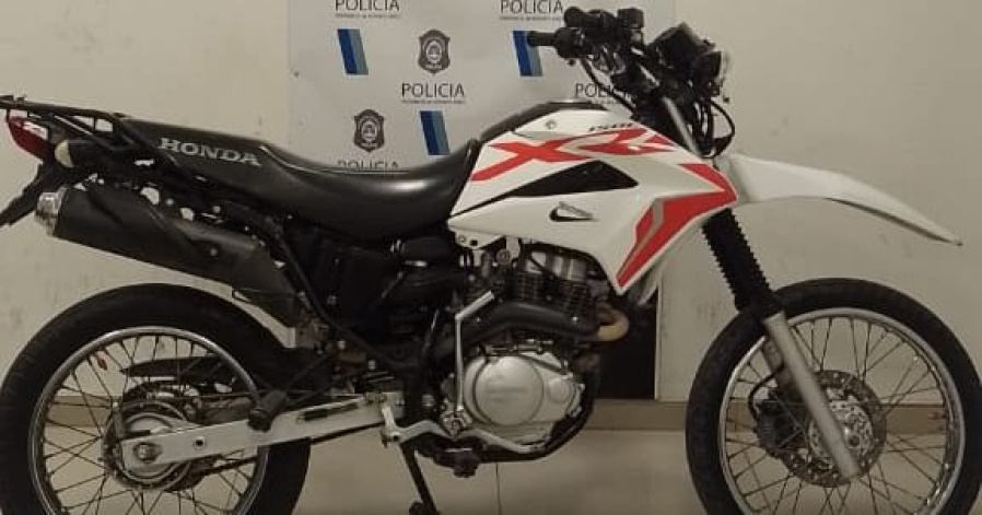 Robaron dos motos de una casa de La Plata, los persiguió la policía y quedaron detenidos