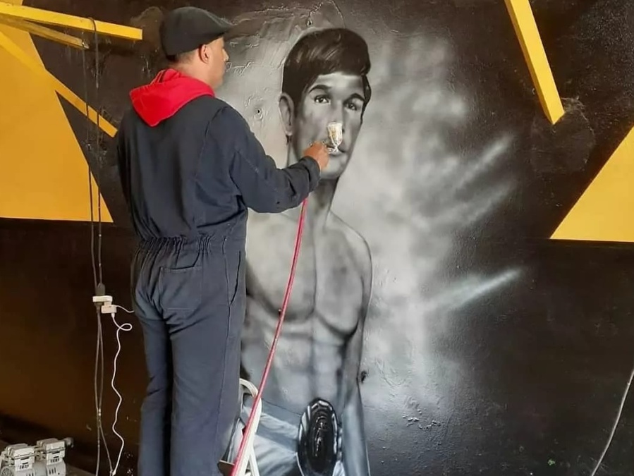 Es de La Plata, la rompe haciendo murales y retratos realistas y vivió una experiencia que lo marcó de por vida
