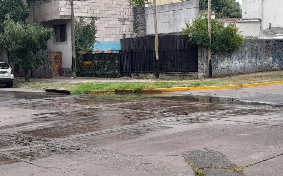 Vecinos reclaman que hace ”once años” hay una gran pérdida de agua en 146 bis y 69