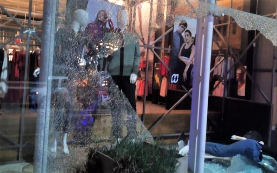 Menores de edad destrozaron la vidriera y robaron ropa en un local de La Plata