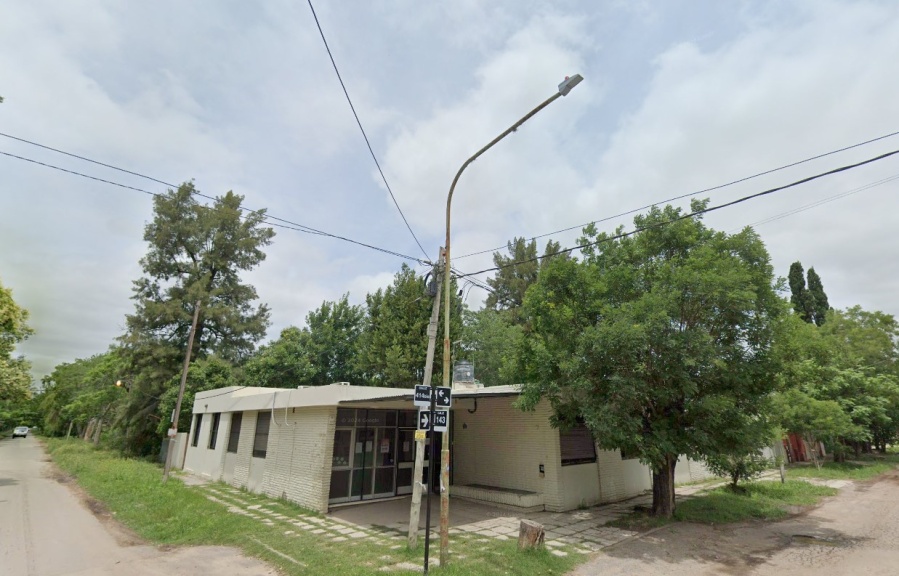 Demoraron en atenderlo luego de chocar con su moto y destrozó una salita médica en Arturo Seguí