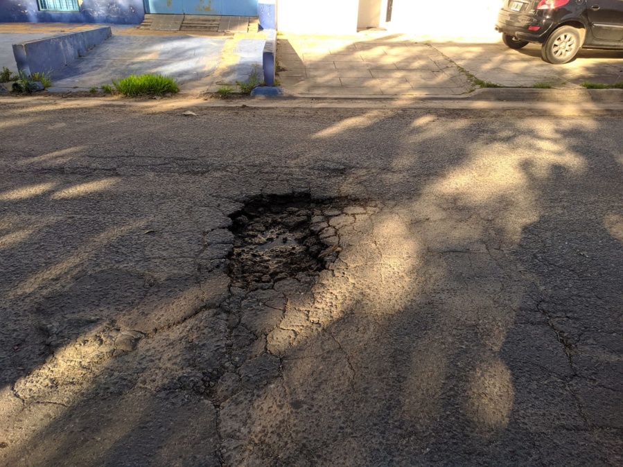 Vecinos de Los Hornos reclaman por un gran pozo en 153 y 63