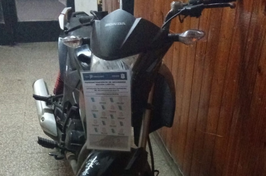 Tras una intensa persecución, detuvieron a dos hombres que circulaban en una moto robada en Los Hornos