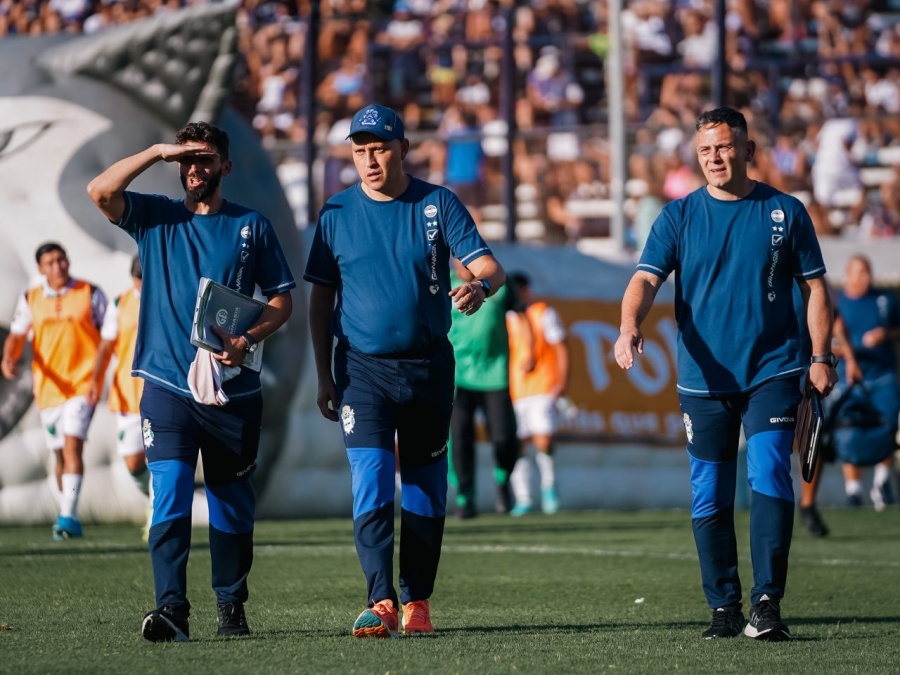 ¿Qué futbolista recupera Diego Flores?