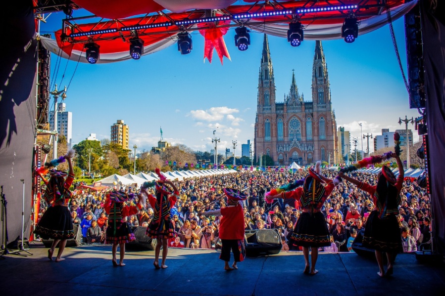 Se viene una nueva edición de ”Perú Vive” y la Plaza Moreno estará repleta para disfrutar de música, danzas y gastronomía