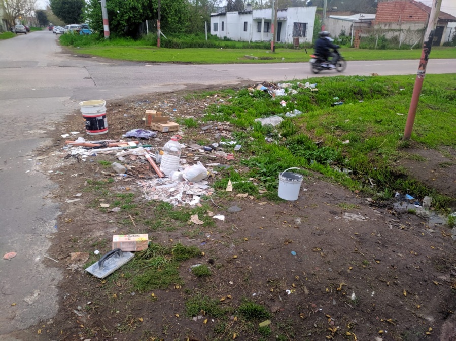 Vecinos de Los Hornos denuncian la formación de un microbasural en 62 y 149