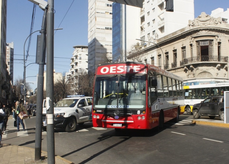 Un colectivo chocó a una mujer en pleno centro platense y debió ser trasladada al Hospital