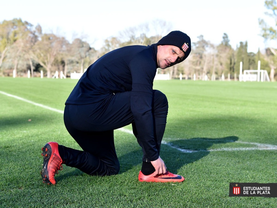 Al Vasco Aguirregaray lo subieron al micro y Estudiantes viaja con equipo definido