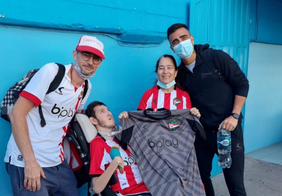 Son de La Plata, viajaron con su hijo hasta Córdoba para ver al Pincha y el arquero les regaló la camiseta