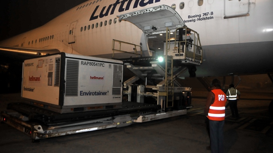 Llegaron al país casi dos millones de vacunas Sinopharm y AstraZeneca