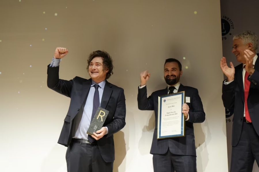 Milei confirmó que el cepo al dólar se levantará durante el 2025