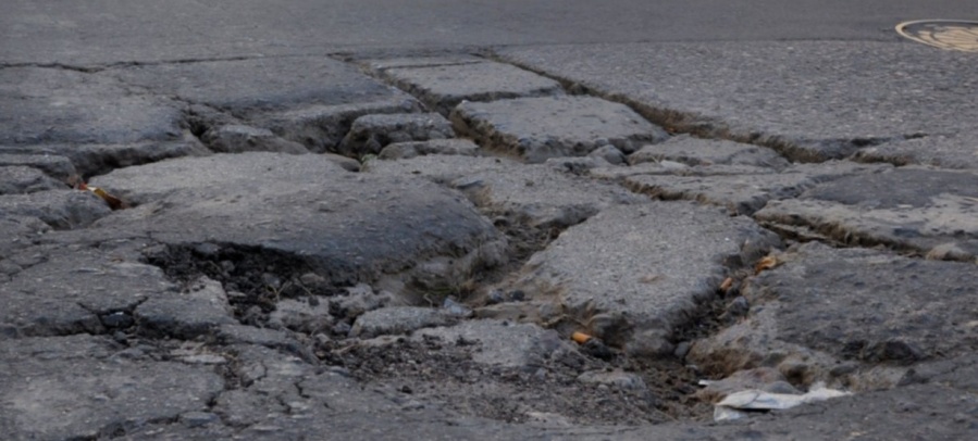En 80 y 137 los vecinos mencionan que arreglaron los baches de la calle de forma ”selectiva”