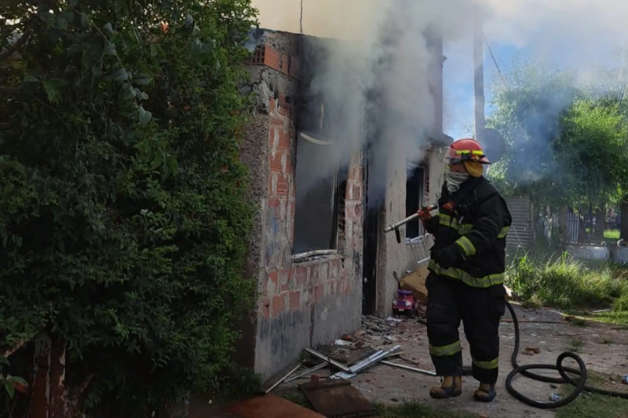 Una pelea vecinal en Ensenada terminó con una casa incendiada, policías agredidos y un patrullero destrozado