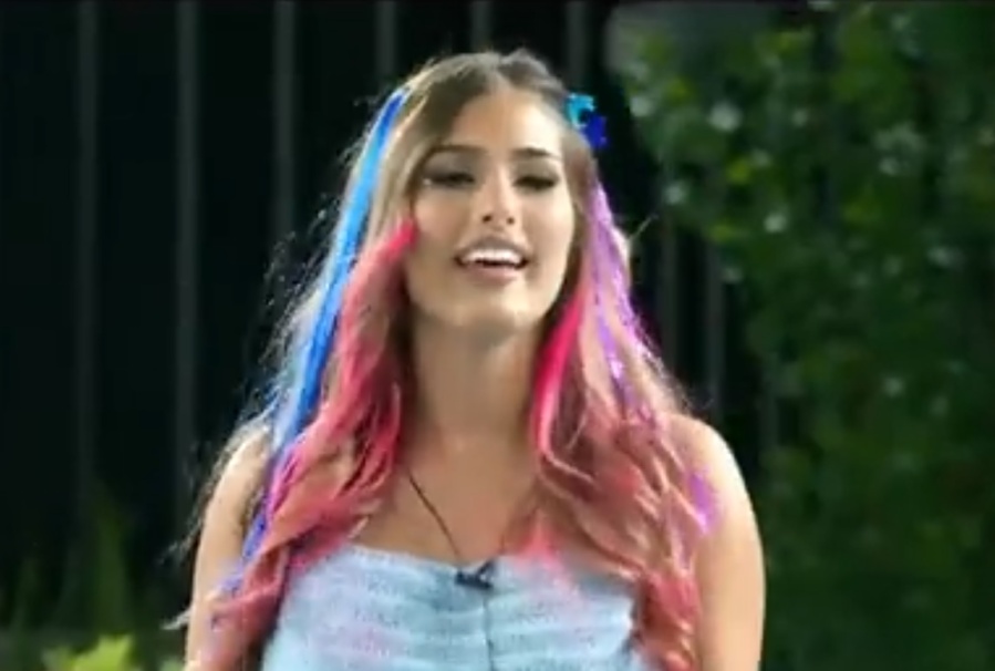 Los hermanitos tuvieron una noche de fiesta y Julieta se ”enamoró” de su look: ”Que lindo que me queda el rosa en el pelo”