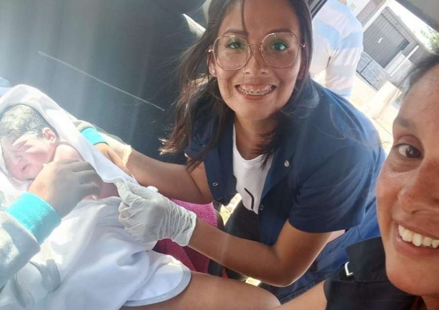 Dos oficiales de policía asistieron el parto de una mamá adentro de un remis en La Plata y están en buen estado de salud
