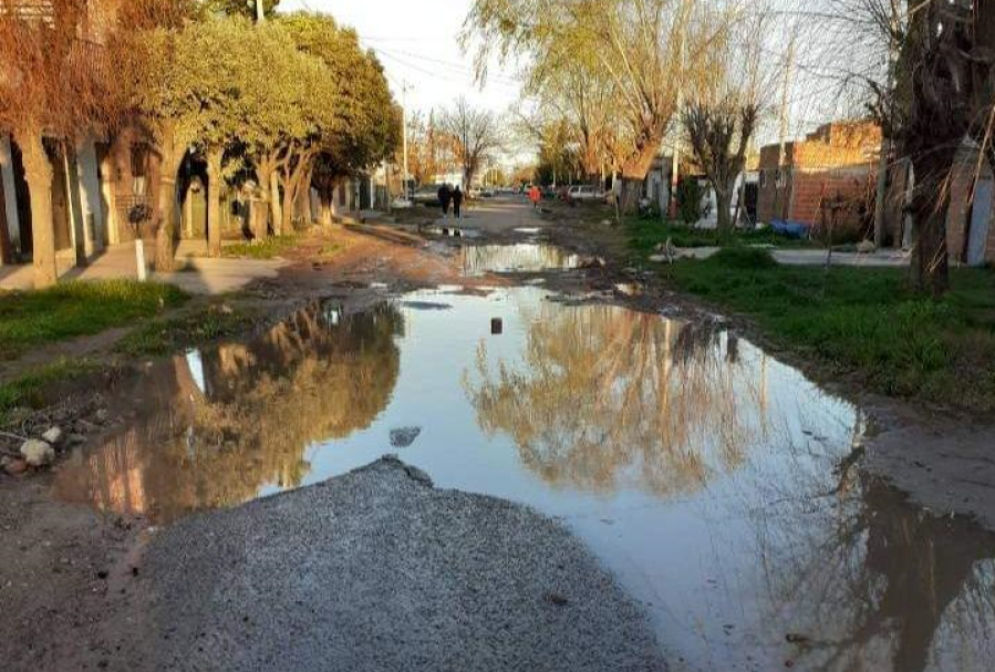 Vecinos de Los Hornos se quejaron por el estado de una calle