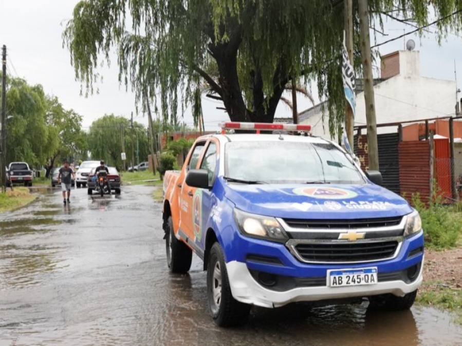 Delegaciones abiertas y 500 agentes trabajando: cómo es el operativo del Municipio para asistir a los afectados por la lluvia