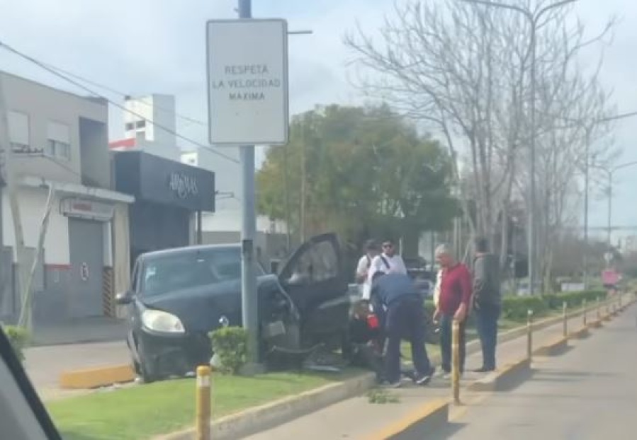 Un auto despistó en La Plata se subió a la rambla e impactó contra un poste de luz