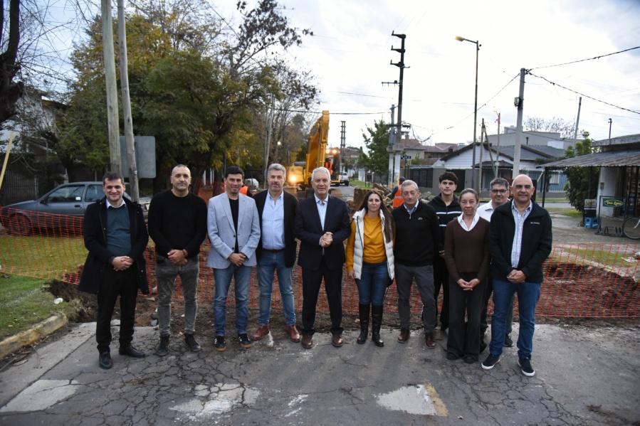 Alak comenzó con la pavimentación de la calle 416 bis de Villa Elisa y anunció mejoras en cuatro escuelas