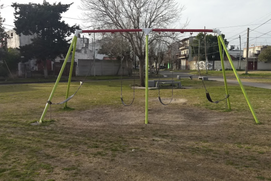 Vecinos de Tolosa reclamaron el arreglo de los juegos infantiles de la plaza de 12 y 525
