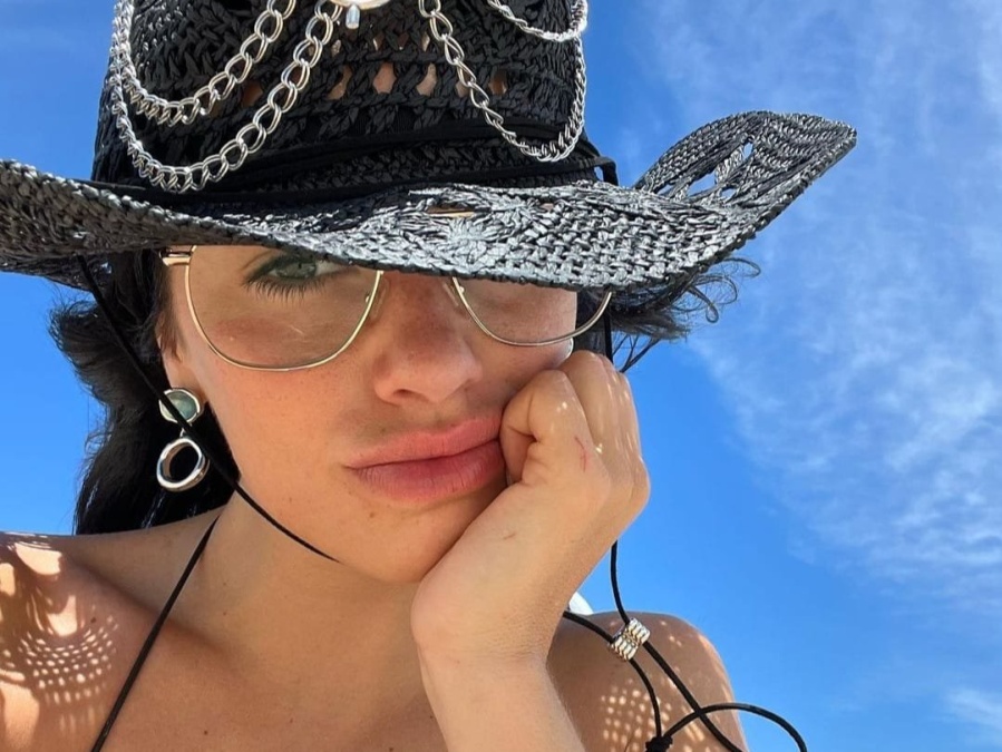 A puro romance en la playa, Lali Esposito reveló su noviazgo con otro famoso