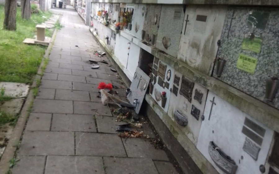 Denuncian una ola masiva de robos de placas de bronce en el cementerio de La Plata