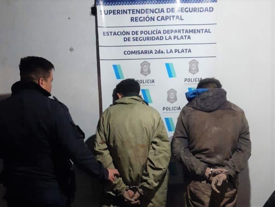 Robaban cables subterráneos en La Plata, y los atraparon al salir de una alcantarilla