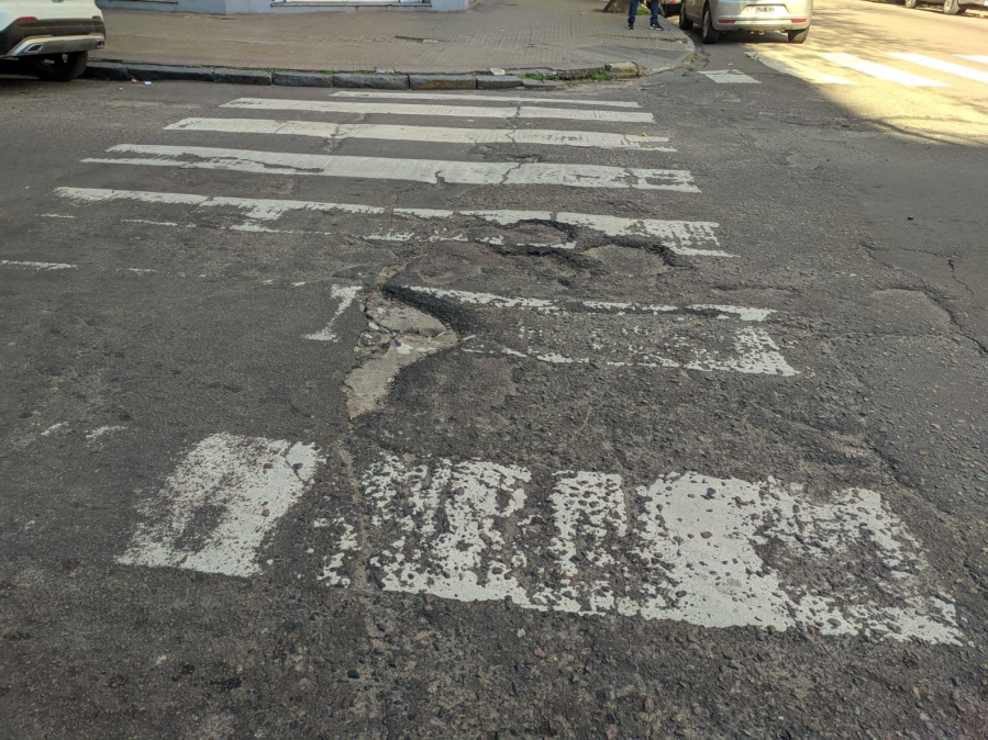 Reclamos por una senda peatonal en mal estado en 10 y 56