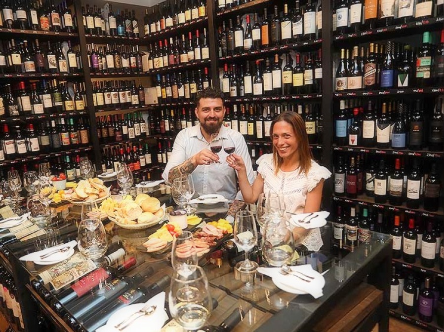 Dos clientes querían llevarse la última botella de un vino exquisito y el empleado resolvió todo de una forma insólita
