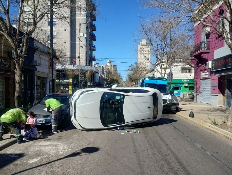 Un auto chocó a otro vehículo estacionado y volcó en La Plata