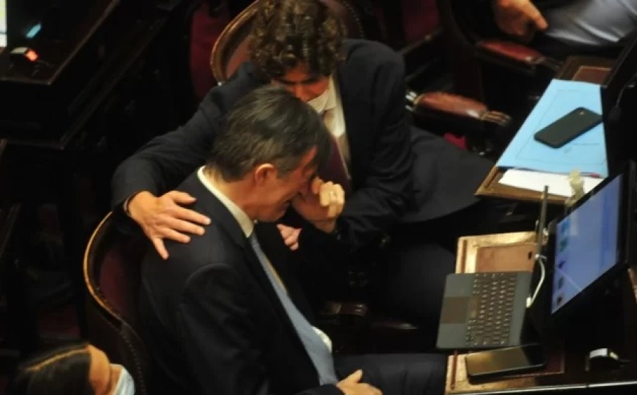 Emotiva despedida de Esteban Bullrich en su última sesión: ”Lo he meditado mucho, es una decisión que tomé con mi familia”