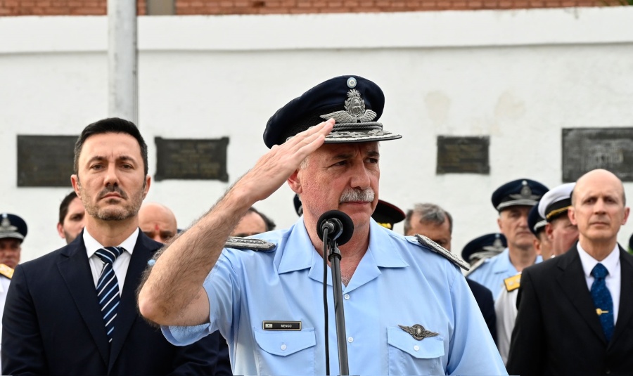 El Gobierno echó al jefe de la Fuerza Aérea, Fernando Mengo
