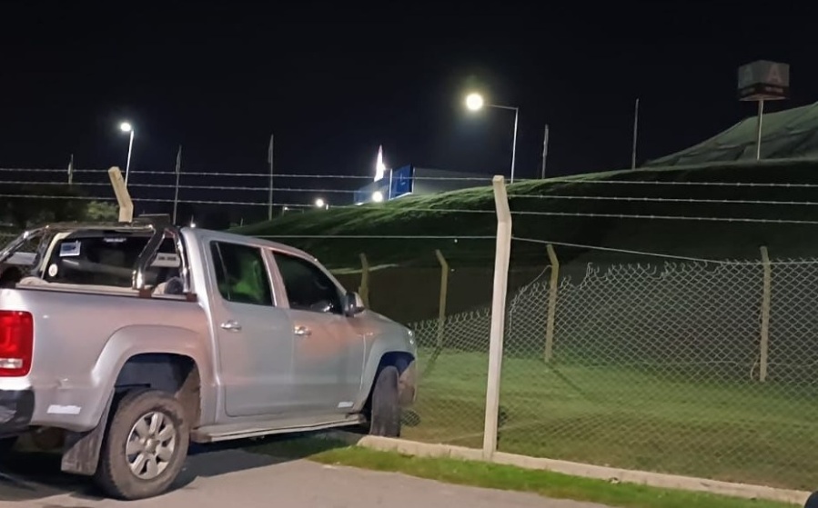 Un hombre rompió el alambrado del Estadio Único de La Plata con su camioneta: estaba con un importante estado de ebriedad