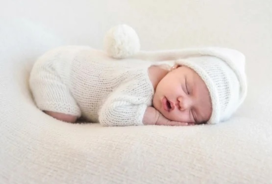 Pampita compartió la primera sesión de fotos de su bebé: ”Lindo recuerdo de sus primeros días”