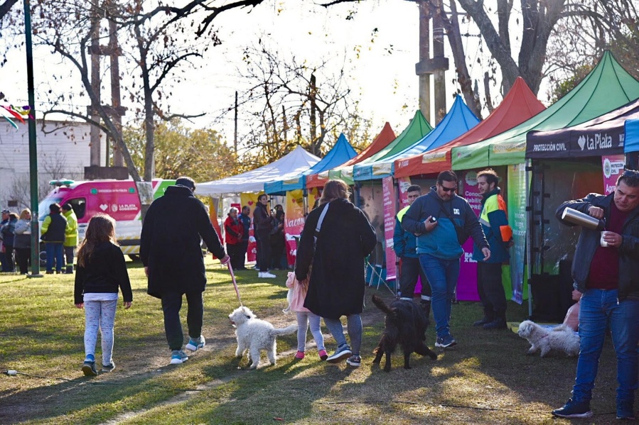 Vecinos de Villa Elisa vacunaron a sus mascotas y conocieron las propuestas destinadas para adultos mayores