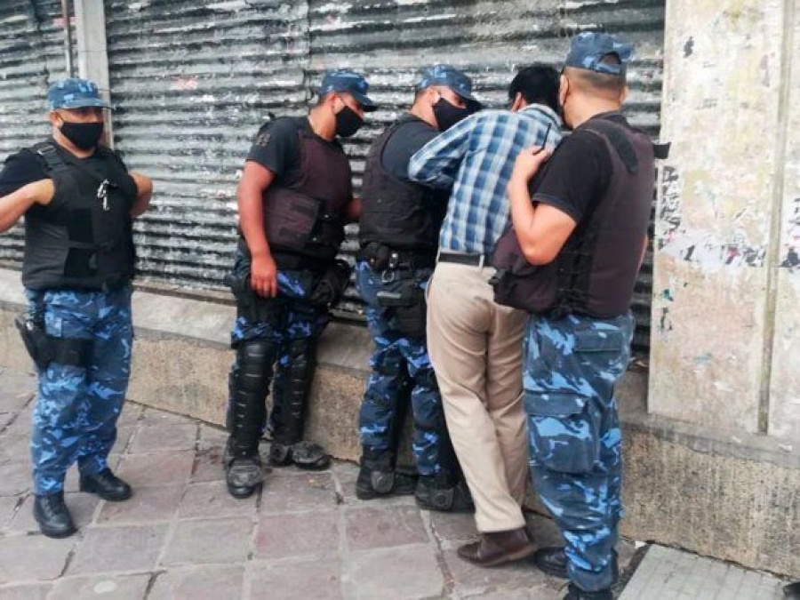 Cayó un hombre que filmaba a sus alumnas debajo de la pollera con una cámara oculta