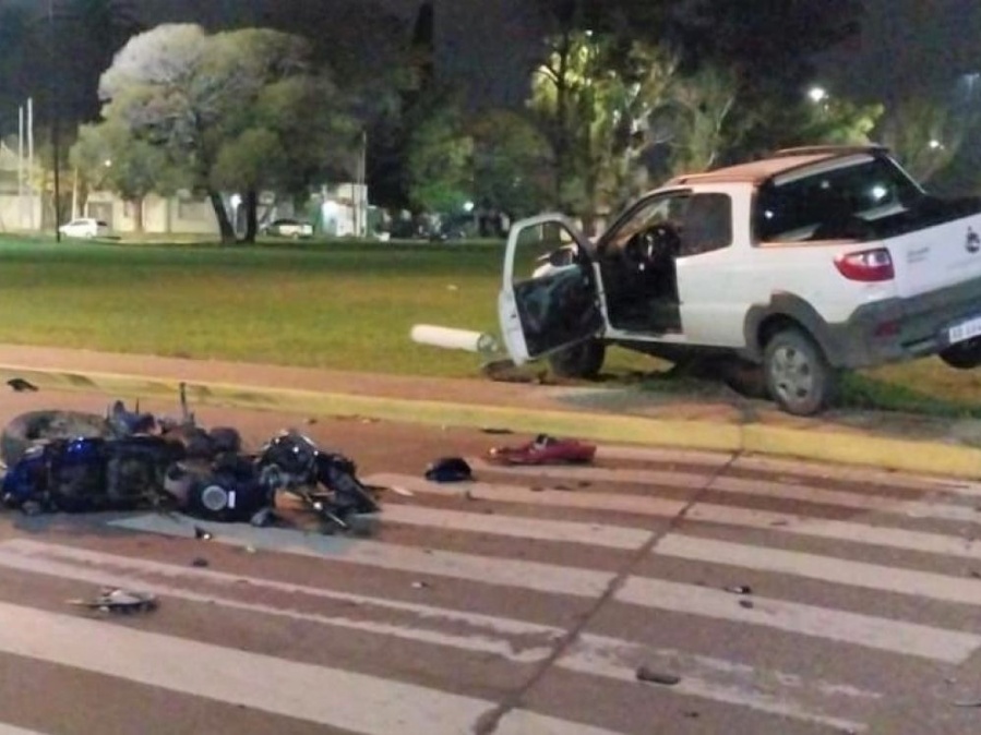 Falleció el joven motociclista que chocó contra una camioneta en La Plata