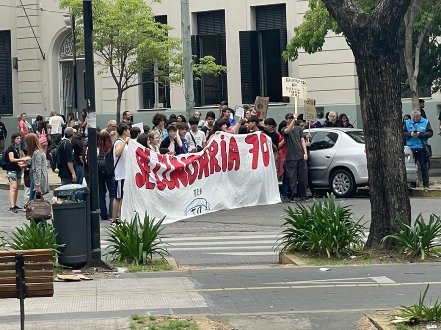 Familiares de la Escuela Secundaria N°70 de La Plata reclamaron por obras paralizadas
