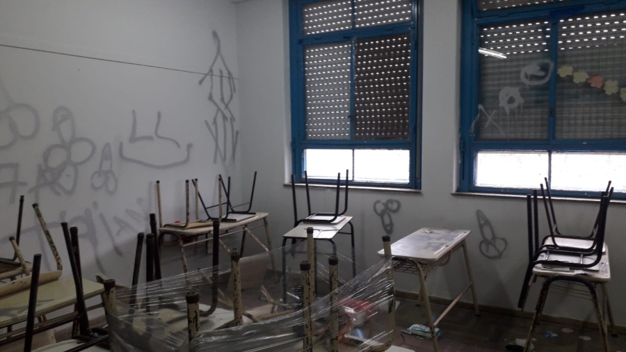 Vandalizaron y destrozaron la Escuela Nº7 de La Plata: delincuentes rompieron material del establecimiento y pintaron paredes