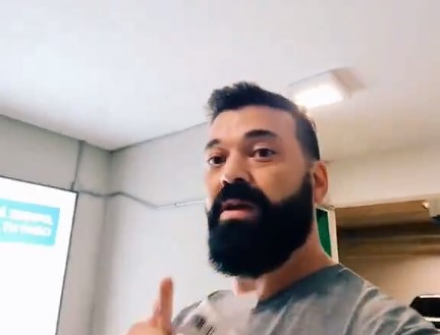 Se quejó por el cobro del estacionamiento, pero reveló su modelo de camioneta y lo liquidaron en las redes