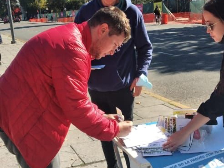 Juntaron firmas en varios puntos de La Plata para apoyar el proyecto de Cristina Kirchner en el Senado