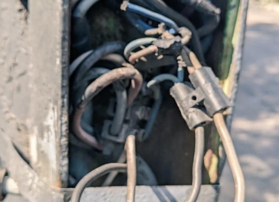 Vecinos se quejaron de los cables sueltos en Plaza Belgrano: ”Sigue aún sin tapa”