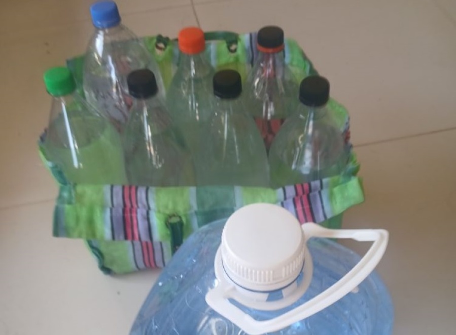 Una vecina de Villa Elvira mostró la carga de agua que le lleva a su mamá de 80 años: ”No sé qué esperan para hacer algo”