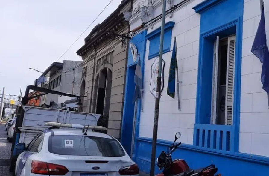 Quienes son y por qué estaban detenidos los tres jóvenes que se escaparon de una comisaria de Tolosa: Difundieron las fotos