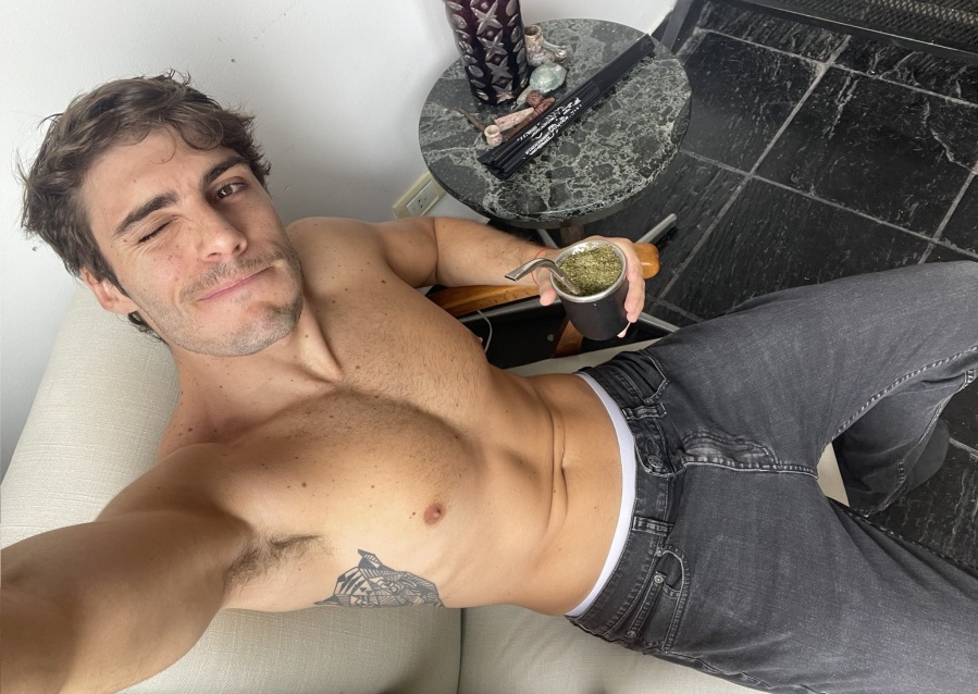 Un joven le contó a su mamá que una chica lo invitó a salir y una terrible respuesta lo tiró abajo: ”El enemigo en casa”