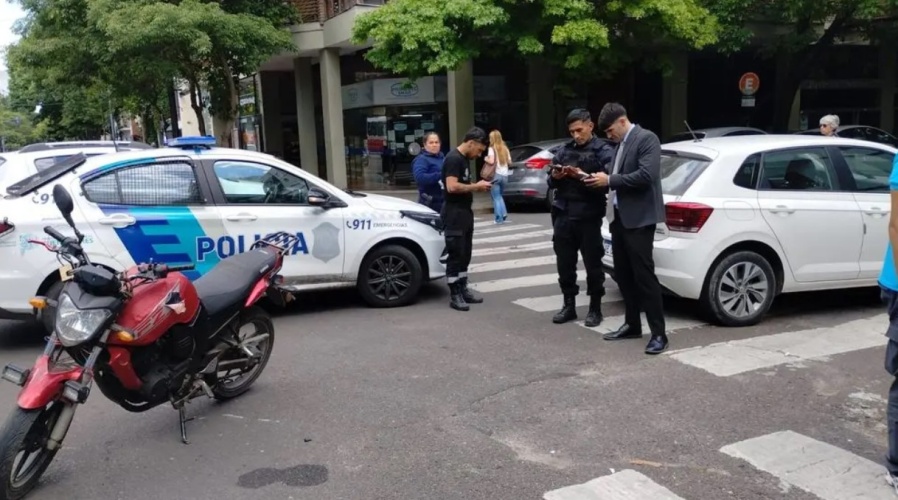 Un motociclista resultó herido tras un choque en pleno centro de La Plata